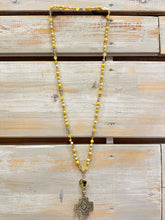 Cargar imagen en el visor de la galería, Collar Amarillo/Dorado
