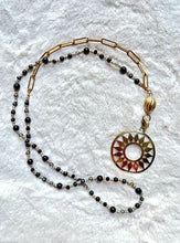 Cargar imagen en el visor de la galería, Collar Negro/Dorado
